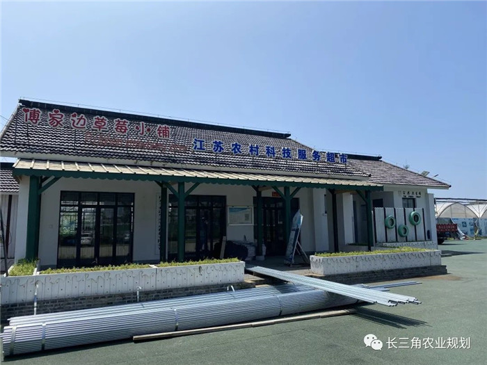 為了幫助園區(qū)的提檔升級(jí)，南京市農(nóng)業(yè)農(nóng)村局特委托中農(nóng)富通編制《南京市農(nóng)業(yè)園區(qū)發(fā)展研究報(bào)告》，以期從產(chǎn)業(yè)發(fā)展路徑、園區(qū)發(fā)展模式、保障措施等多維度為南京市農(nóng)業(yè)園區(qū)未來三年的發(fā)展做統(tǒng)籌謀劃。 8月19日，中農(nóng)(圖3)