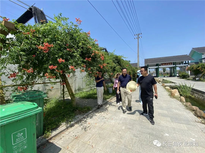 為了幫助園區(qū)的提檔升級(jí)，南京市農(nóng)業(yè)農(nóng)村局特委托中農(nóng)富通編制《南京市農(nóng)業(yè)園區(qū)發(fā)展研究報(bào)告》，以期從產(chǎn)業(yè)發(fā)展路徑、園區(qū)發(fā)展模式、保障措施等多維度為南京市農(nóng)業(yè)園區(qū)未來三年的發(fā)展做統(tǒng)籌謀劃。 8月19日，中農(nóng)(圖4)