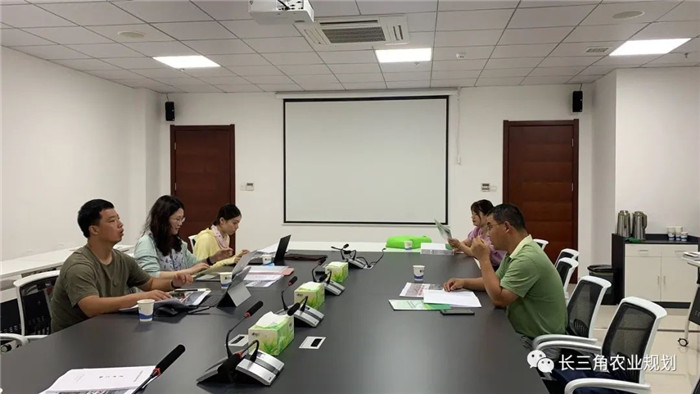 為了幫助園區(qū)的提檔升級(jí)，南京市農(nóng)業(yè)農(nóng)村局特委托中農(nóng)富通編制《南京市農(nóng)業(yè)園區(qū)發(fā)展研究報(bào)告》，以期從產(chǎn)業(yè)發(fā)展路徑、園區(qū)發(fā)展模式、保障措施等多維度為南京市農(nóng)業(yè)園區(qū)未來三年的發(fā)展做統(tǒng)籌謀劃。 8月19日，中農(nóng)(圖9)