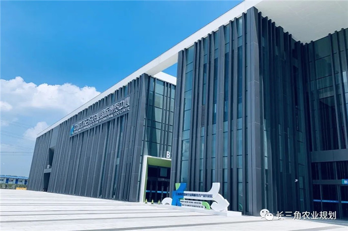 為了幫助園區(qū)的提檔升級(jí)，南京市農(nóng)業(yè)農(nóng)村局特委托中農(nóng)富通編制《南京市農(nóng)業(yè)園區(qū)發(fā)展研究報(bào)告》，以期從產(chǎn)業(yè)發(fā)展路徑、園區(qū)發(fā)展模式、保障措施等多維度為南京市農(nóng)業(yè)園區(qū)未來三年的發(fā)展做統(tǒng)籌謀劃。 8月19日，中農(nóng)(圖13)