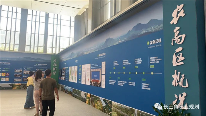 為了幫助園區(qū)的提檔升級(jí)，南京市農(nóng)業(yè)農(nóng)村局特委托中農(nóng)富通編制《南京市農(nóng)業(yè)園區(qū)發(fā)展研究報(bào)告》，以期從產(chǎn)業(yè)發(fā)展路徑、園區(qū)發(fā)展模式、保障措施等多維度為南京市農(nóng)業(yè)園區(qū)未來三年的發(fā)展做統(tǒng)籌謀劃。 8月19日，中農(nóng)(圖14)