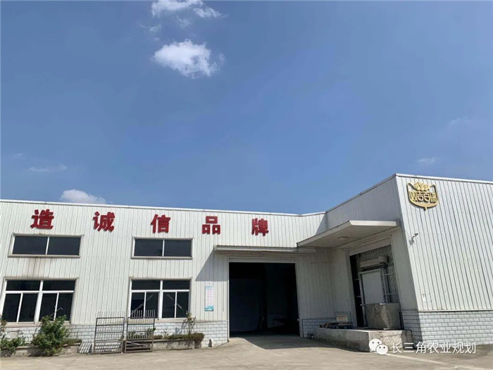 為了幫助園區(qū)的提檔升級(jí)，南京市農(nóng)業(yè)農(nóng)村局特委托中農(nóng)富通編制《南京市農(nóng)業(yè)園區(qū)發(fā)展研究報(bào)告》，以期從產(chǎn)業(yè)發(fā)展路徑、園區(qū)發(fā)展模式、保障措施等多維度為南京市農(nóng)業(yè)園區(qū)未來三年的發(fā)展做統(tǒng)籌謀劃。 8月19日，中農(nóng)(圖17)