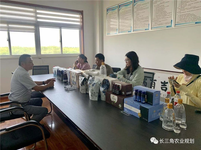 為了幫助園區(qū)的提檔升級(jí)，南京市農(nóng)業(yè)農(nóng)村局特委托中農(nóng)富通編制《南京市農(nóng)業(yè)園區(qū)發(fā)展研究報(bào)告》，以期從產(chǎn)業(yè)發(fā)展路徑、園區(qū)發(fā)展模式、保障措施等多維度為南京市農(nóng)業(yè)園區(qū)未來三年的發(fā)展做統(tǒng)籌謀劃。 8月19日，中農(nóng)(圖16)