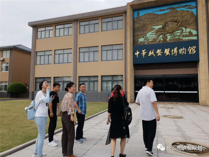 9月1日，中農(nóng)富通團(tuán)隊(duì)開(kāi)啟了高淳區(qū)域內(nèi)現(xiàn)代農(nóng)業(yè)示范園的調(diào)研工作，此次高淳區(qū)農(nóng)業(yè)園區(qū)調(diào)研由中農(nóng)富通長(zhǎng)三角農(nóng)業(yè)規(guī)劃科學(xué)研究所所長(zhǎng)薛欣艷與中國(guó)農(nóng)業(yè)大學(xué)規(guī)劃研究所園區(qū)規(guī)劃部分管總工趙嬋璞帶隊(duì)。(圖4)