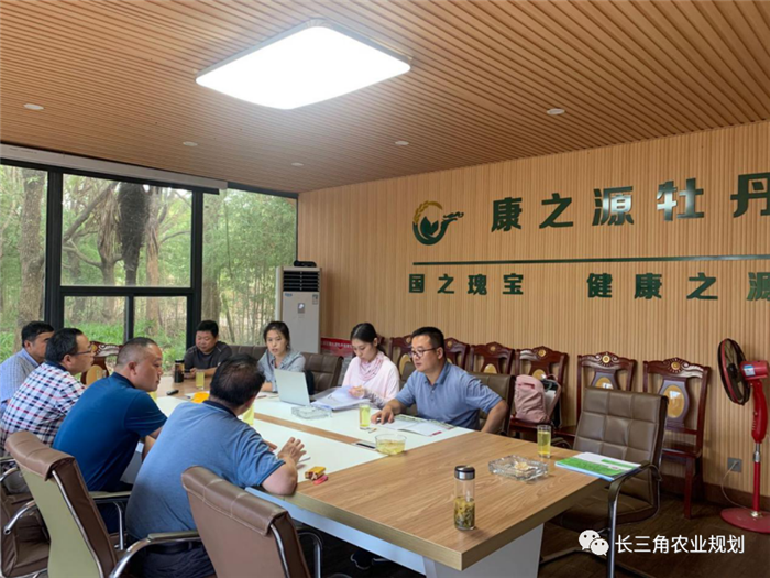 9月1日，中農(nóng)富通團(tuán)隊(duì)開(kāi)啟了高淳區(qū)域內(nèi)現(xiàn)代農(nóng)業(yè)示范園的調(diào)研工作，此次高淳區(qū)農(nóng)業(yè)園區(qū)調(diào)研由中農(nóng)富通長(zhǎng)三角農(nóng)業(yè)規(guī)劃科學(xué)研究所所長(zhǎng)薛欣艷與中國(guó)農(nóng)業(yè)大學(xué)規(guī)劃研究所園區(qū)規(guī)劃部分管總工趙嬋璞帶隊(duì)。(圖11)