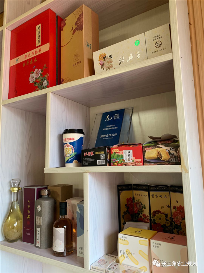 9月1日，中農(nóng)富通團(tuán)隊(duì)開(kāi)啟了高淳區(qū)域內(nèi)現(xiàn)代農(nóng)業(yè)示范園的調(diào)研工作，此次高淳區(qū)農(nóng)業(yè)園區(qū)調(diào)研由中農(nóng)富通長(zhǎng)三角農(nóng)業(yè)規(guī)劃科學(xué)研究所所長(zhǎng)薛欣艷與中國(guó)農(nóng)業(yè)大學(xué)規(guī)劃研究所園區(qū)規(guī)劃部分管總工趙嬋璞帶隊(duì)。(圖12)