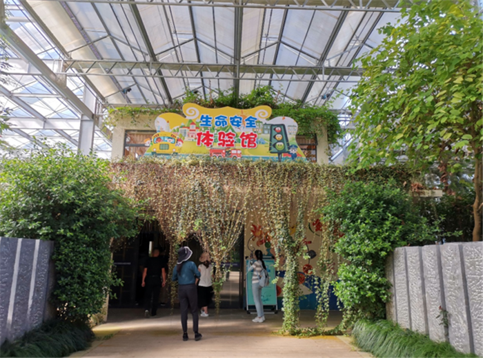 9月3日，中農(nóng)富通調(diào)研組兵分兩路對南京高淳區(qū)武家嘴現(xiàn)代農(nóng)業(yè)產(chǎn)業(yè)示范園區(qū)和棲霞區(qū)龍?zhí)冬F(xiàn)代農(nóng)業(yè)產(chǎn)業(yè)示范園區(qū)的調(diào)研工作。(圖13)