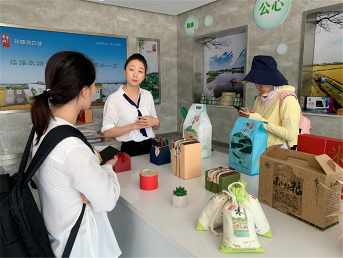 9月3日，中農(nóng)富通調(diào)研組兵分兩路對南京高淳區(qū)武家嘴現(xiàn)代農(nóng)業(yè)產(chǎn)業(yè)示范園區(qū)和棲霞區(qū)龍?zhí)冬F(xiàn)代農(nóng)業(yè)產(chǎn)業(yè)示范園區(qū)的調(diào)研工作。(圖21)